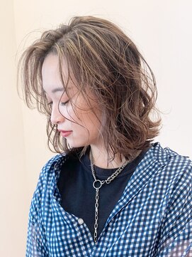 シオン(shion) ハイライトカラーくびれミディミルクティーブリーチ_ba365402