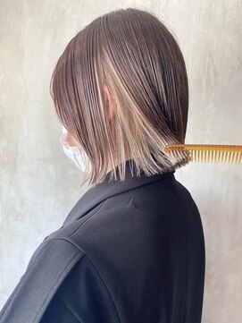 サクラ オモテサンドウ(SAKURA) インナーカラーボブホワイトベージュ イヤリングカラーミニボブ