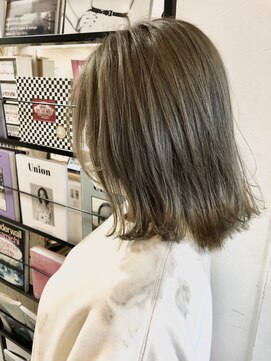 ペネロープ(Penelope) ［新宿］外ハネミディアムボブ/グレージュ/ハイトーン