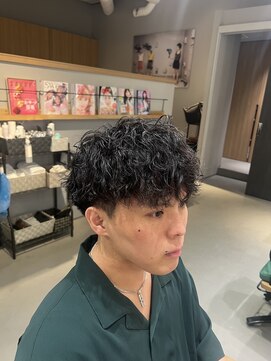 ウノプリールヴァモス(unopulir Vamos) 短めマッシュツイスパ黒髪パーマグリース仕上げ