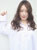 センターパートのコテ巻き風パーマでふんわり愛され髪に