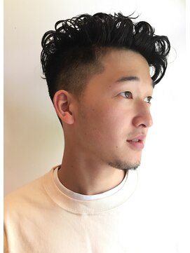 メリケンバーバーショップ コウベ(MERICAN BARBERSHOP KOBE) ビジネス黒髪アップバングパーマ刈り上げ