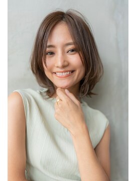 ケアリー 武蔵小杉(Carelly) かき上げシルバーカラーサイドグラデーションスリークショート