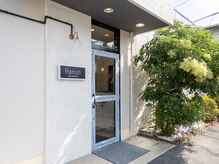 ハノン(Hanon)の雰囲気（白を基調としたかわいらしい外観）