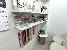エメティ(Aimerty)の雰囲気（待合室/ヘアパーツ販売あり♪棚の香水とネイルはご自由に使用可!）