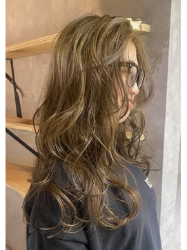 カーキベージュ