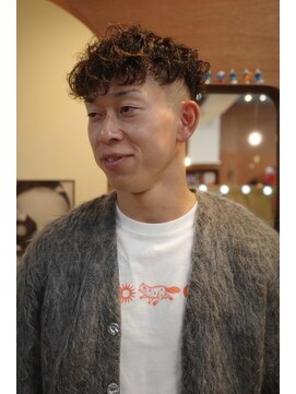 エディ(Edy) スペインカールスキンフェードブラウンカラー刈り上げ眉毛カット