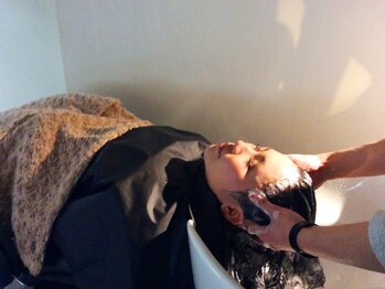 ティーズ ヘアー(T's HAIR)の写真/"極上クリームスパ"で格別の気持ちよさ…♪極上のマッサージで頭皮から毛先までケア＆リラックス。