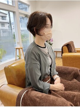 コムヘアー(COM HAIR) くせ毛ショート。マットブラウン。