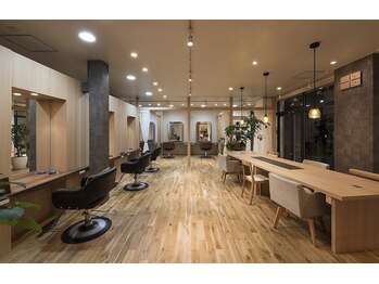 ボタン ヘア サロン(BOTTAN hair salon)の写真/店内は広々と開放感のある空間