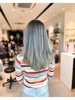 ステア ケース(stair case)&nbsp;グレー系　バレイヤージュ　かなり明るい髪です