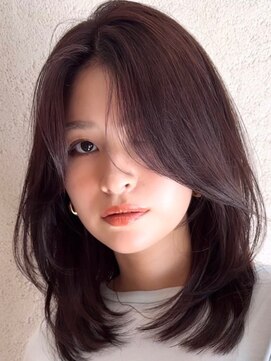 ルル 表参道(lulu.) 20代30代40代　レイヤーミディアム　レイヤーヘア　前髪無し