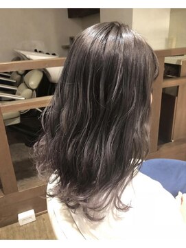 ヨロ(YoLo.) グレーからバイオレットのグラデーション