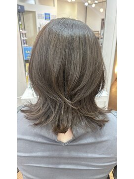 ムーア(MUA) アッシュベージュ×大人レイヤー