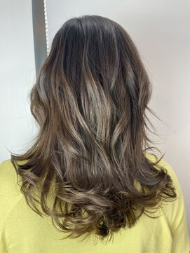 フェイスティ(feisty) グレージュカラー