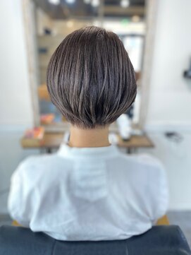 アネラ(Anela) グレージュ×重めショートボブ