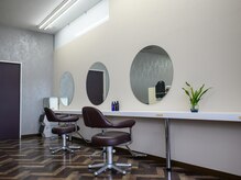 落ち着いた雰囲気の店内/平日限定カット＆白髪染め/メンズカット