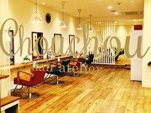 ヘアアトリエシュシュ(hair atelier Chouchou)の雰囲気（～エントランス～木の温もりが温かく、Cafeの様に居心地がいい☆）