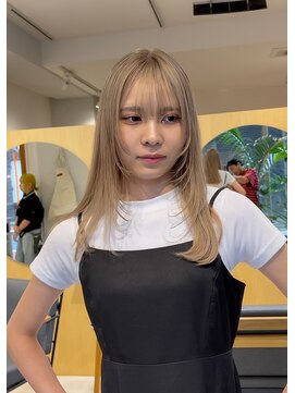 スタン 渋谷(Stam) ナチュラルブロンド顔周りレイヤー冬カラー透明感ブリーチ渋谷駅