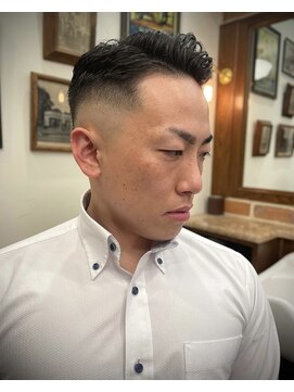 プラウド(PROUD) 海外メンズ七三分けスキンフェードバーバースタイル/田町床屋