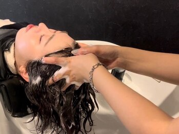 エフ ヘアーアンドリラクゼーション(F. hair & relaxation)の写真/【大阪/梅田/阪急梅田/中崎町】暗めの空間で心身共にリラックス◎贅沢なご褒美時間をお過ごしください―。