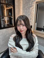 ウィローズ(WILLOW'S)&nbsp;暗髪かける顔まわりレイヤーの韓国風くびれロング