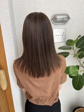 ムード(mood) 赤みを抑えたツヤツヤアッシュブラウン