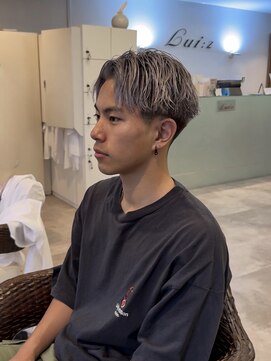 ルィーズ(Lui:z) シルバーアッシュ×フェードセンターパート【ツーブロフェード】