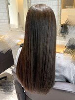 カーラ(Cara)&nbsp;オリーブブラウン × ストレート仕上げ