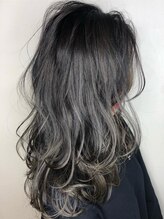 レアレア ヘアアンドライフ(LeaLea) グレーとレイヤーで魅せる。セミロングスタイル