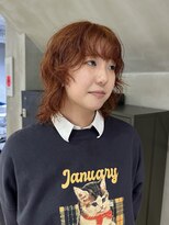 ニキータ(Nikiita) 〈クセを活かしたカット/オレンジカラー/ミディアムウルフ〉