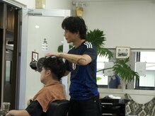 『経験とセンスを活かし、幅広い世代に似合うヘアを提案』代表・スタイリスト【佐伯俊文】の想い