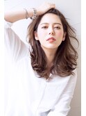 かきあげる仕草もかっこいい外国人風センター分けロング
