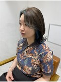 フェイスフレーミングマッドブルー外ハネくびれミディアムヘア