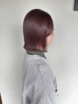 シー(The She's) ぱつっとボブ×ボルドーカラー