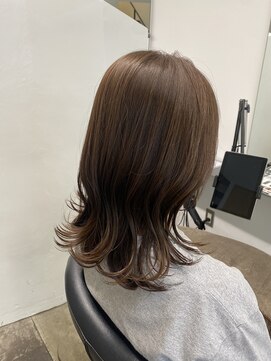 イレス 札幌円山店(IRESU) ミディアムヘア斜めバンググレージュカラーシルキーベージュ