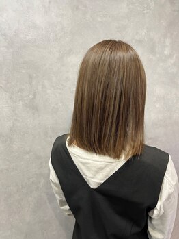 白髪を隠すだけじゃない、魅せるカラーをご提案♪大人女性の魅力を引き出す、上品な色味を実現◎