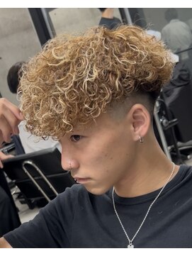 イーラ アメ村店(era) スペインカール　ツイストスパイラル眉カットメンズパーマ