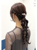 ペロ(pelo)&nbsp;[アレンジ]ねじり×編み込みのローポニーアレンジ