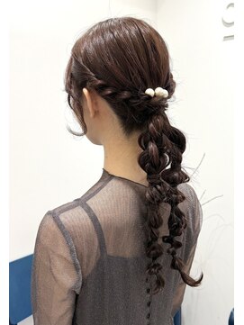 ペロ(pelo) [アレンジ]ねじり×編み込みのローポニーアレンジ
