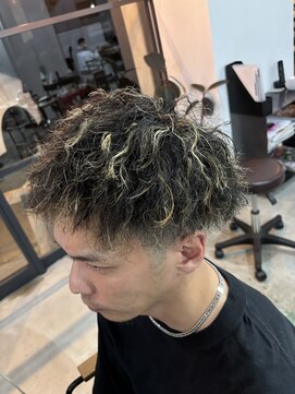 アトリエ ジジ(atelier ZiZi) スキンフェード×ツイスト×ハイライトカラー