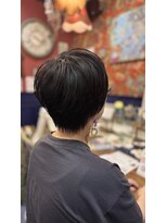 ヘアー ドレッサー ティカ(Hair Dresser TiCA)&nbsp;アクセサリーを引き立てる大人ショート。