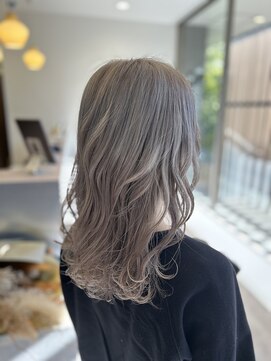 クアトロアネックス(QUATTRO annex) ホワイトシルバーカラー