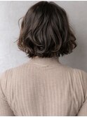 チャコールグレーゆるふわミディアムかきあげボブX志木30代40代