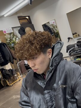 ファミリア 新宿(familiar) ブラウンスペインカール×テーパーフェード