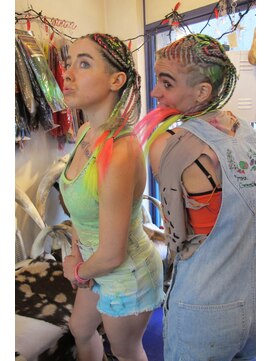 ディバイン(DIVINE) カラフルコーンロウ