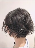 横顔美人ショート。パーマスタイル