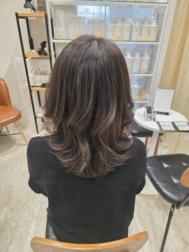 ゼル イオンタウン名西(ZELE) ベースを生かした暗めカラー