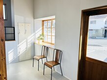 オット(otto)の雰囲気（心地よい光が差し込む待合スペース）