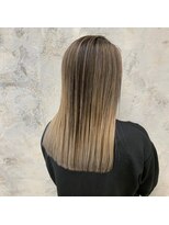 O&nbsp;グラデーションホワイトベージュ×ストレートロング